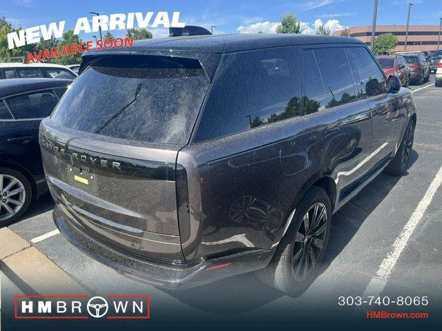 Used 2025  Land Rover SE image 4