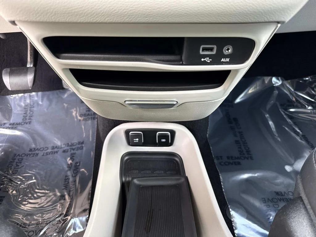 Used 2018 White Chrysler Touring L image 32