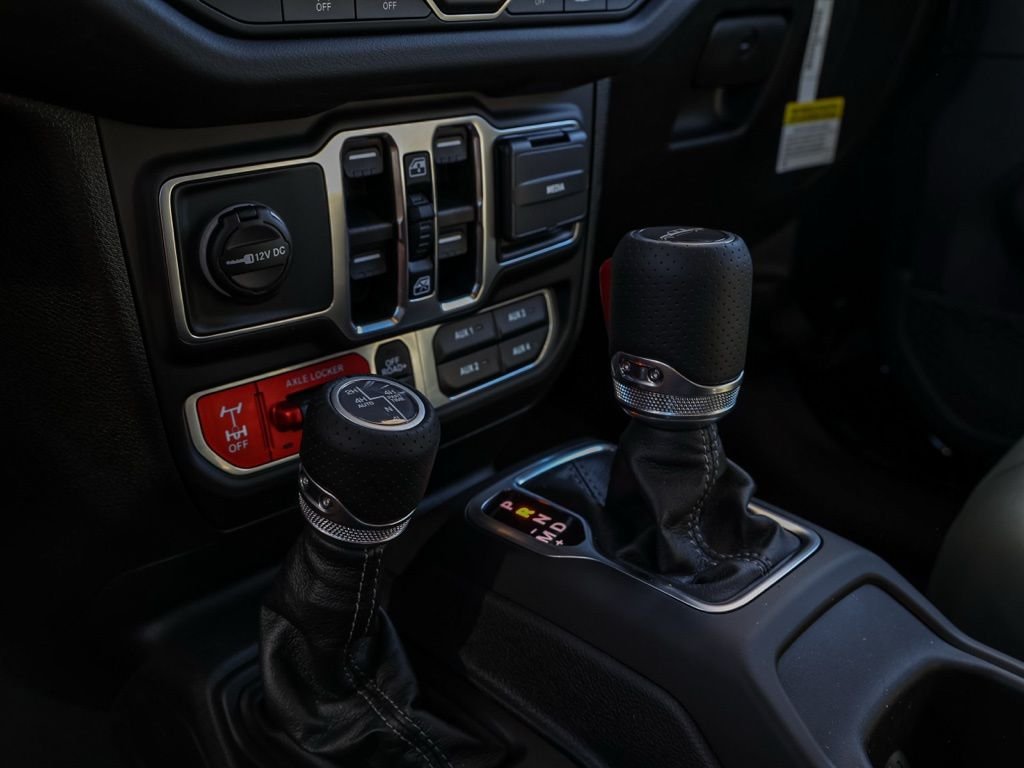 New 2026 Black Clear-Coat Exterior Paint Jeep Mojave image 29