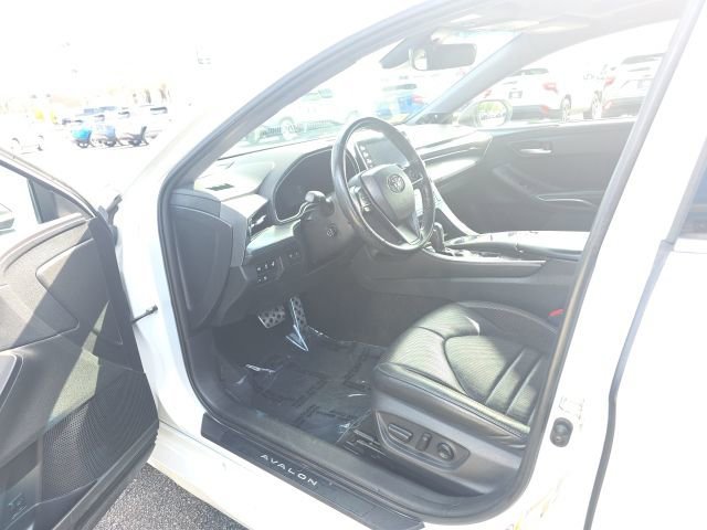 Used 2019 White Toyota XLE image 17