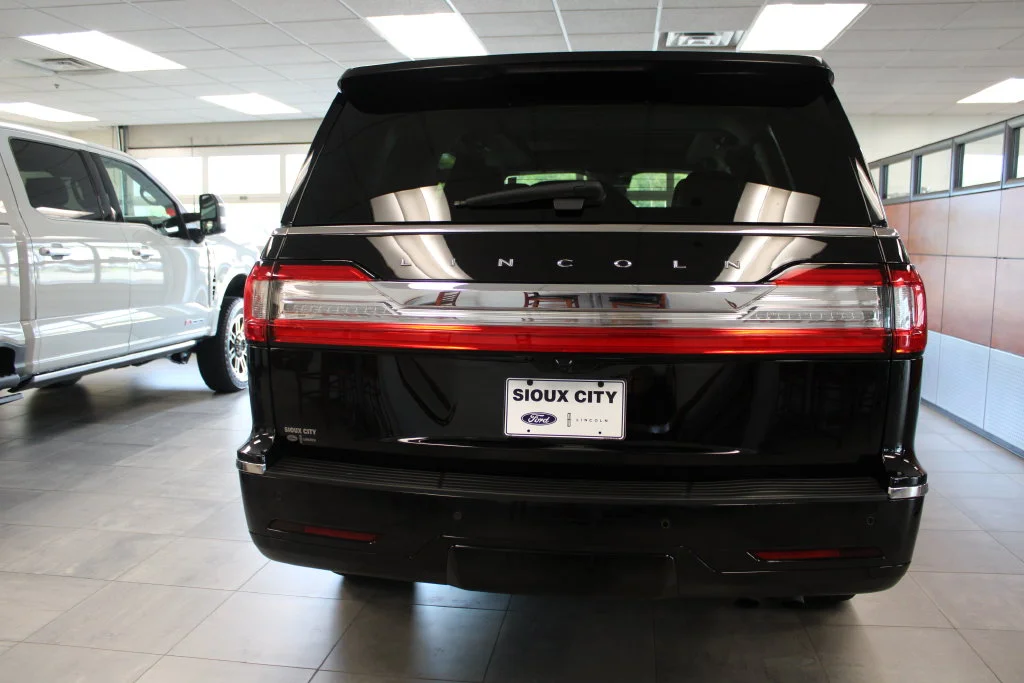 Used 2021 Black Lincoln Reserve image 6