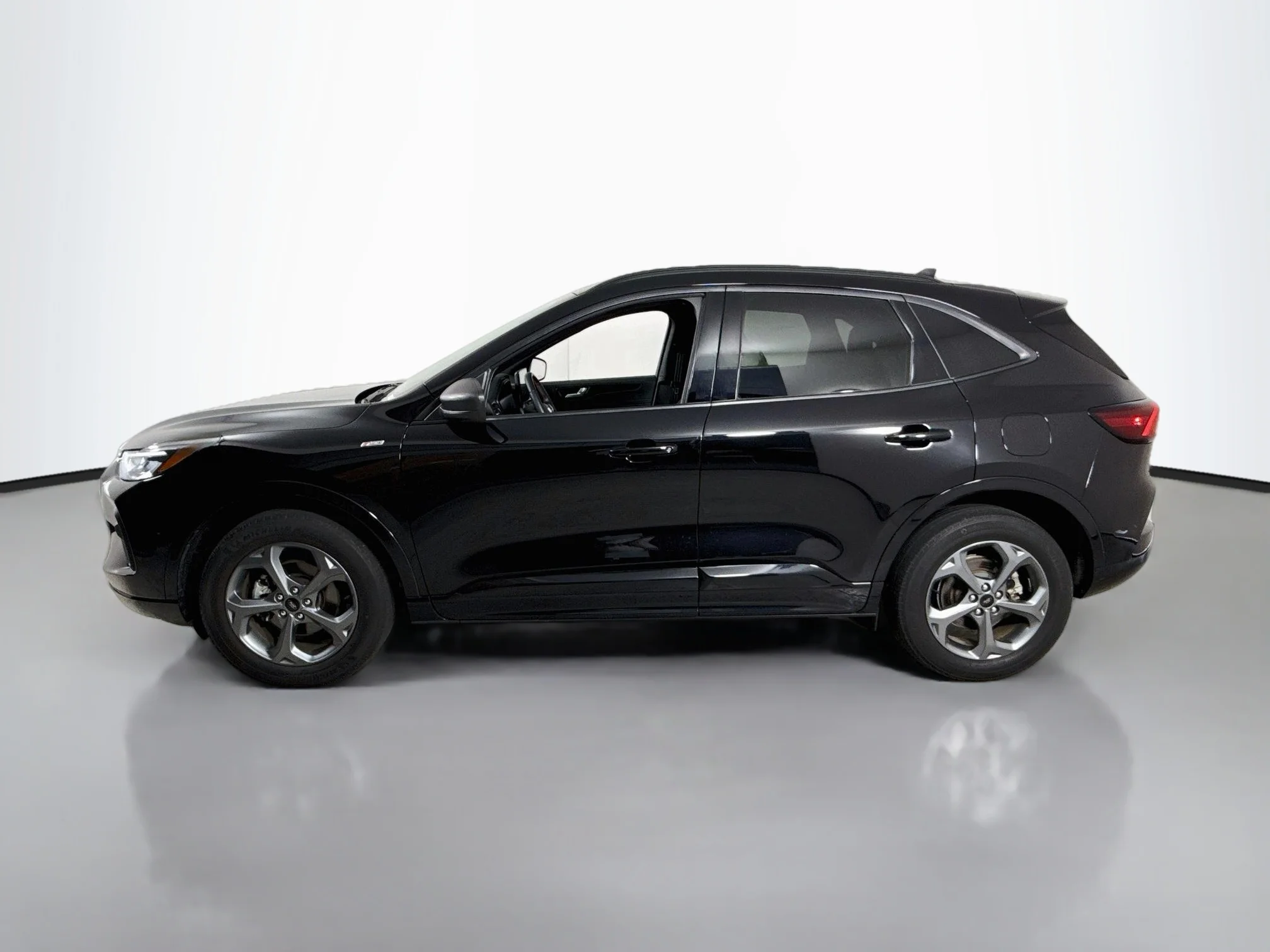 Used 2024 Agate Black Metallic Ford ST-Line image 4