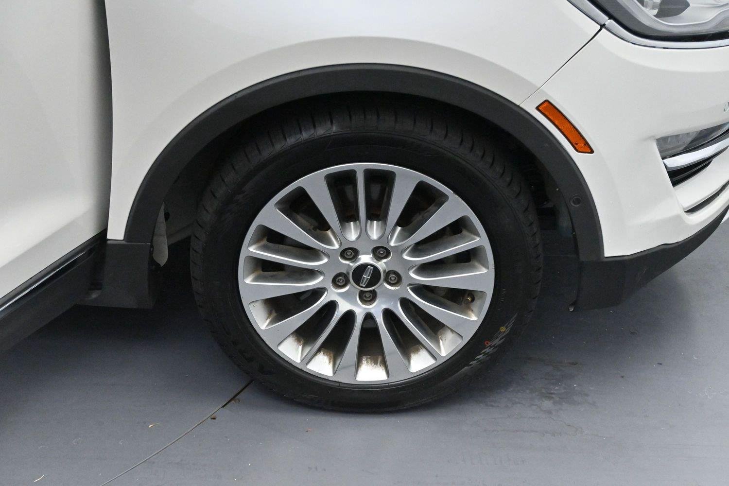 Used 2015 White Platinum Metallic Tri-Coat Lincoln FWD 4dr image 30