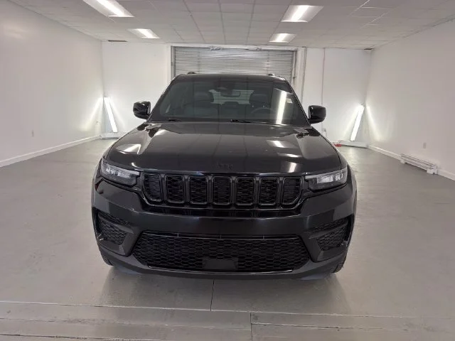 Used 2023 Black Jeep Altitude image 2