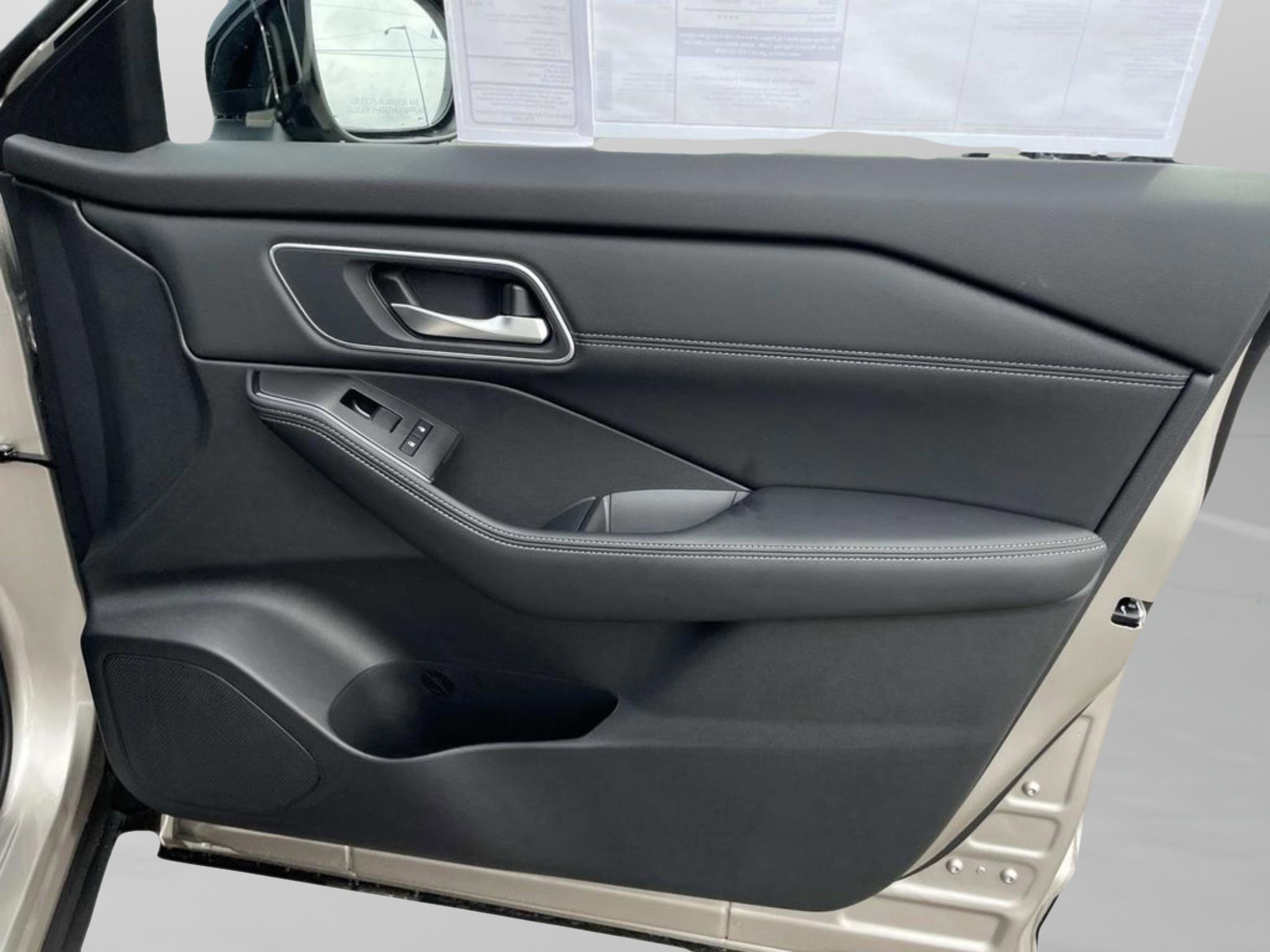 New 2026 Champagne Silver Metallic / Super Black Two-tone Nissan Platinum image 17