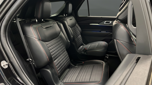 Used 2025 Agate Black Metallic Ford ST-Line image 26