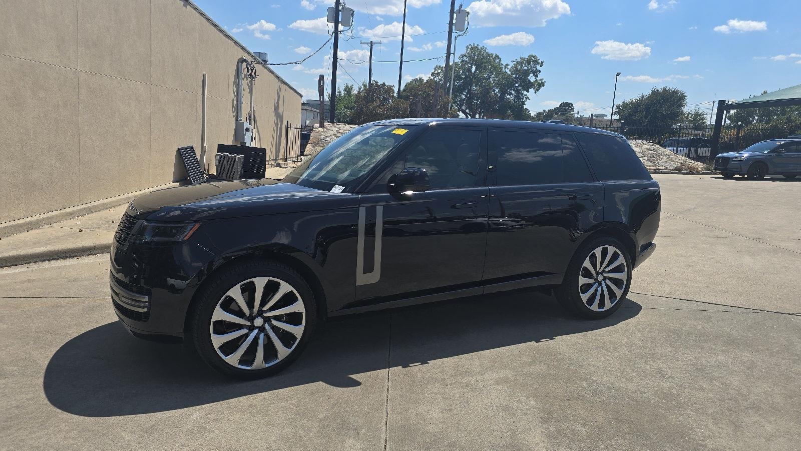 Used 2025 Santorini Black Metallic Land Rover SE image 1