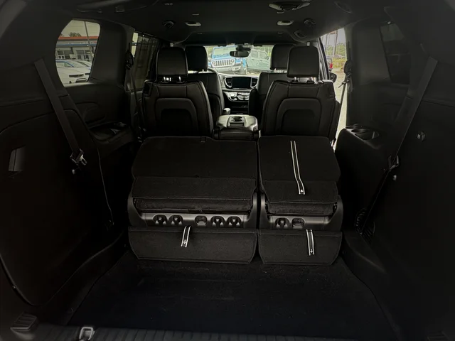 New 2027 Diamond Black Crystal Pearl-Coat Exterior Paint Chrysler Select image 18
