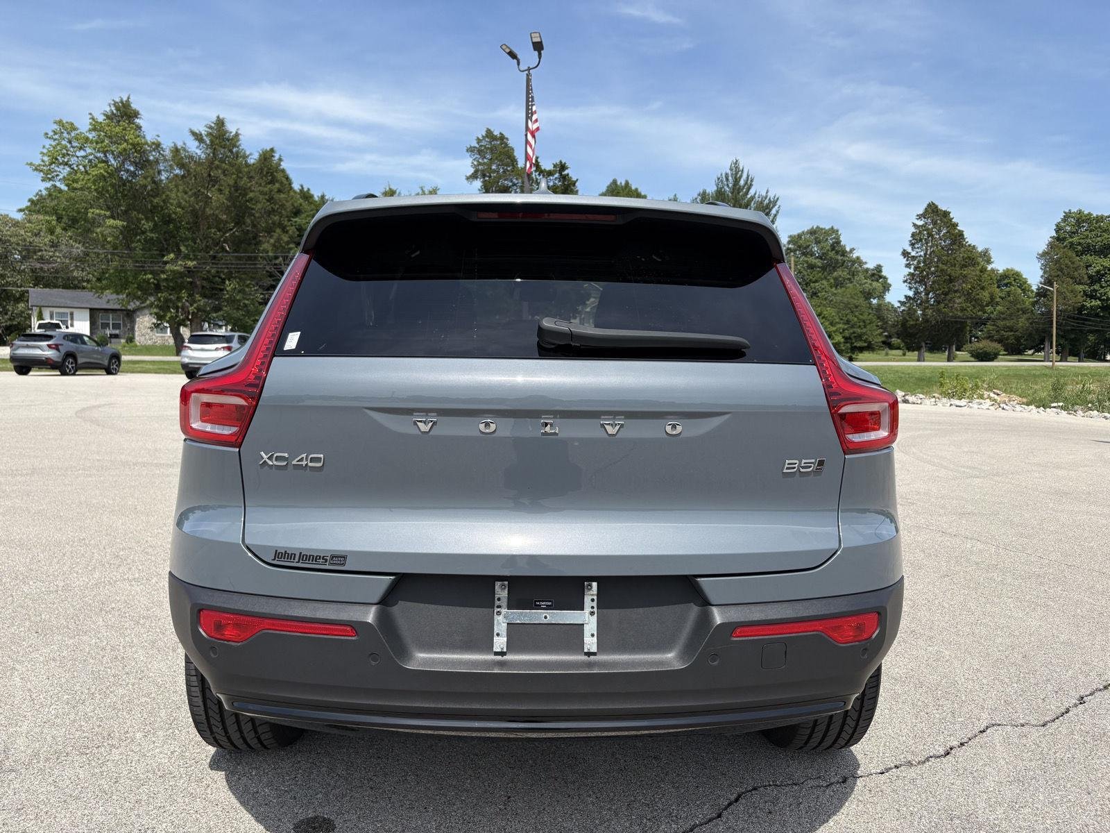 Used 2023 Thunder Grey Metallic Volvo Plus Dark Theme image 21