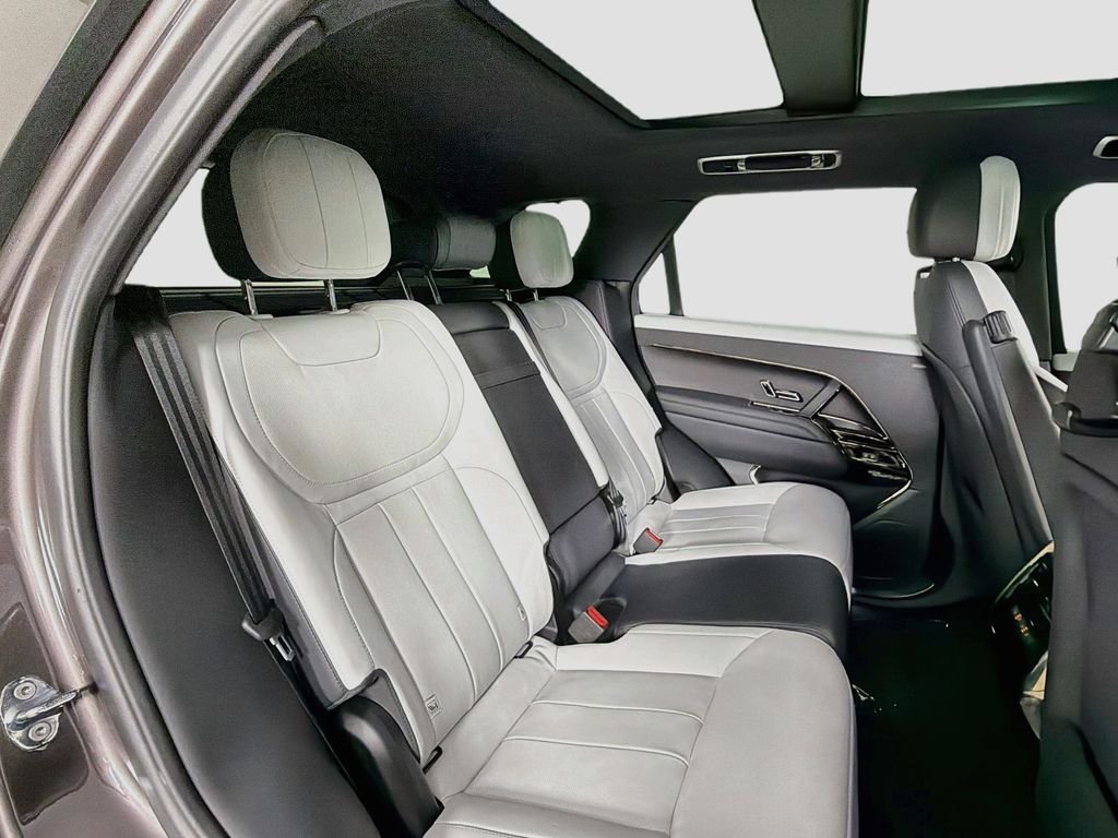 Certified Used 2023  Land Rover SE Dynamic image 29