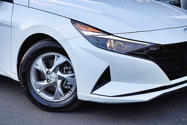 Used 2021 Gray Hyundai SE image 3