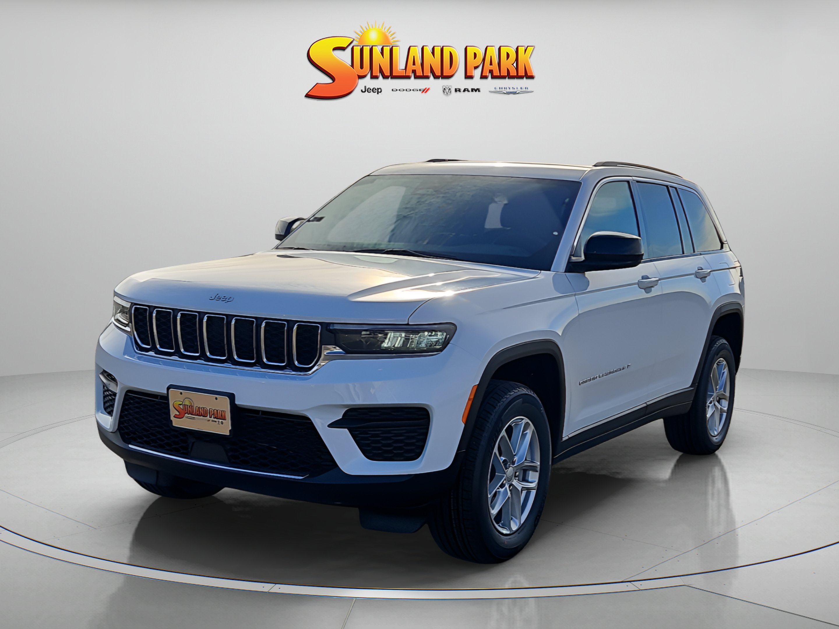 New 2025 Bright White Clear-Coat Exterior Paint Jeep Laredo image 2
