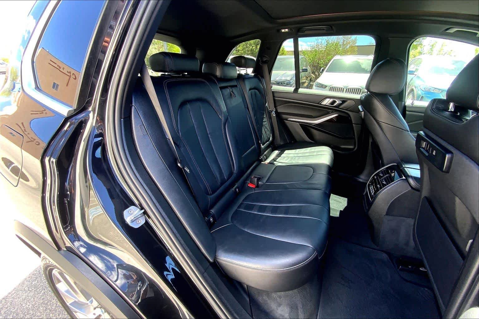 Used 2019 Black Sapphire Metallic BMW xDrive40i image 18