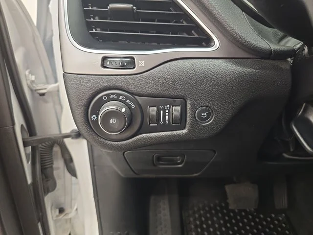Used 2021 Bright White Clearcoat Jeep Latitude Lux image 32