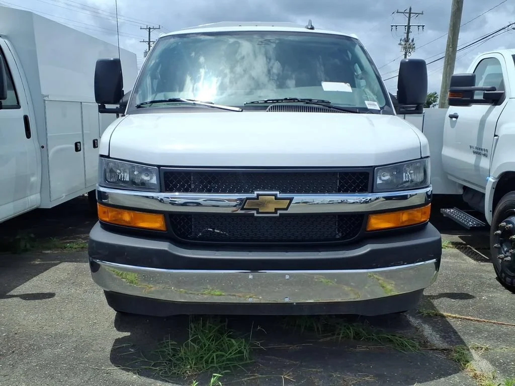New 2025 Summit White Chevrolet 1WT image 2