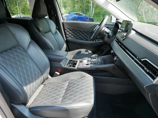 Certified Used 2024 White Diamond Mitsubishi SEL image 7