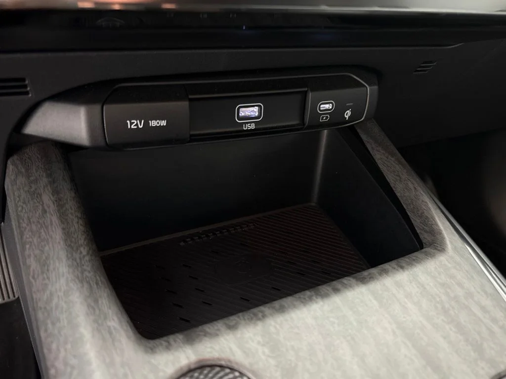 Used 2025 Black Kia Wind image 46