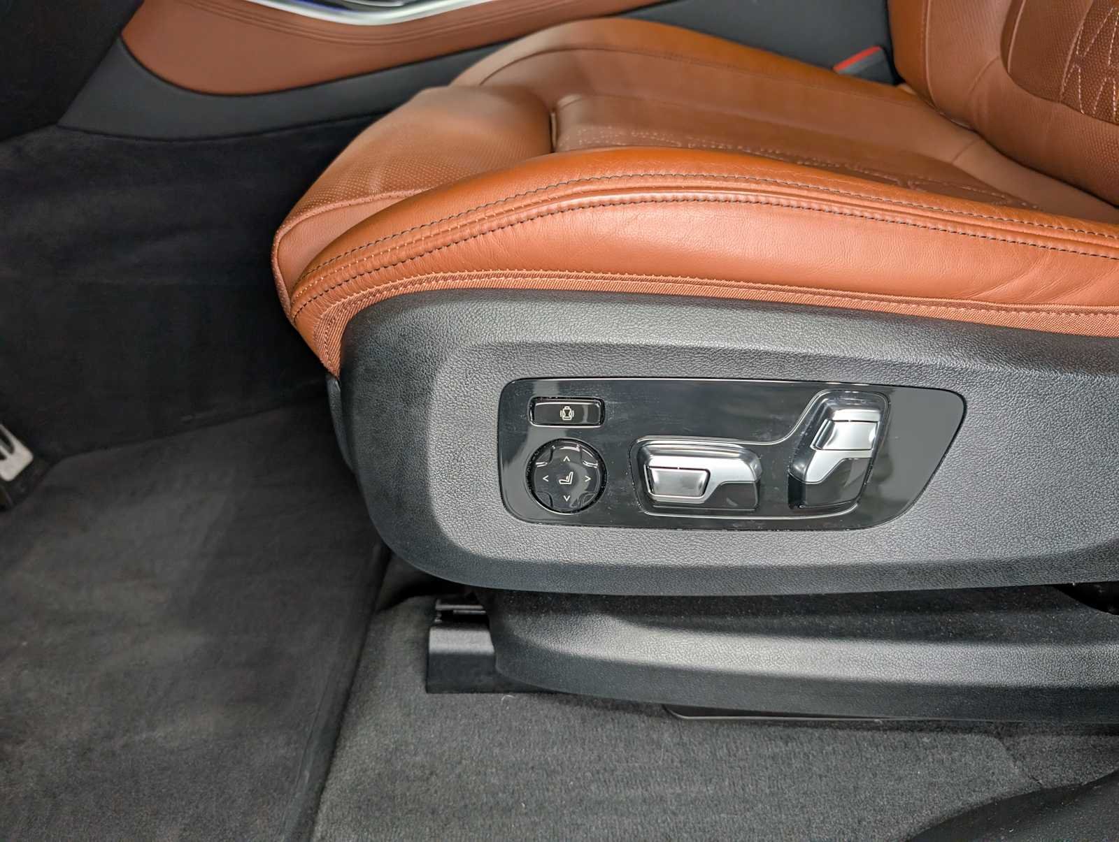 Used 2025 Skyscraper Grey Metallic BMW M60i image 40