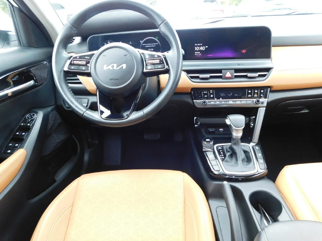 Used 2024 White Kia EX image 17