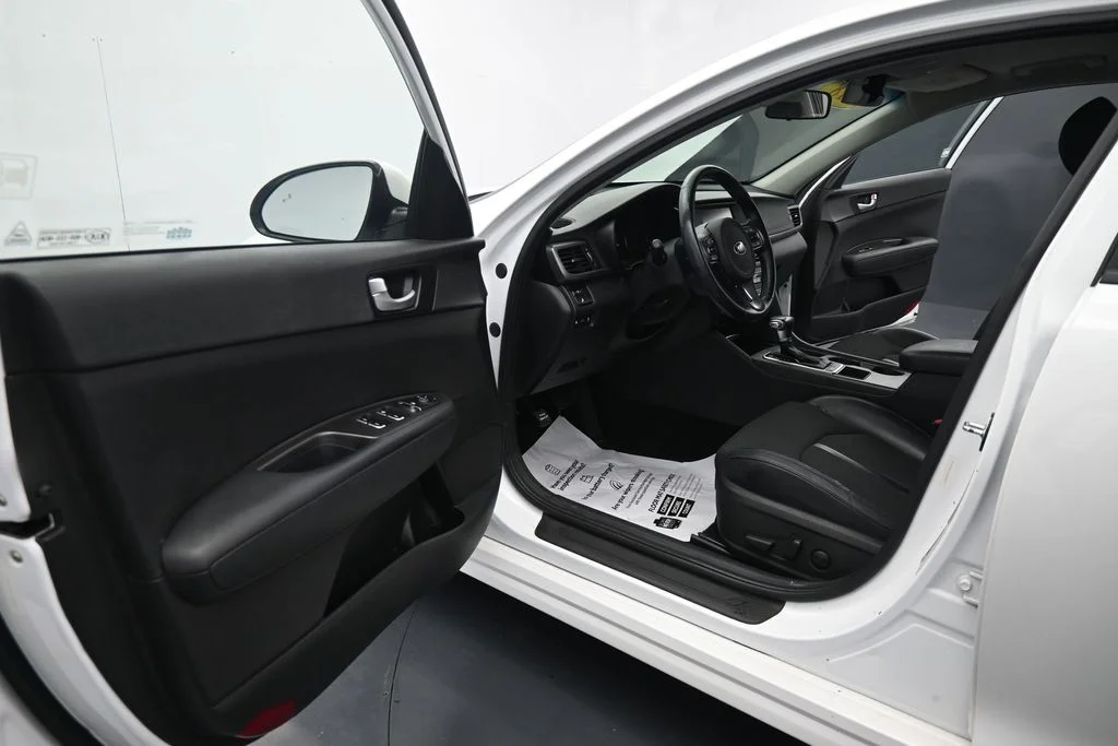 Used 2018 White Kia S image 14