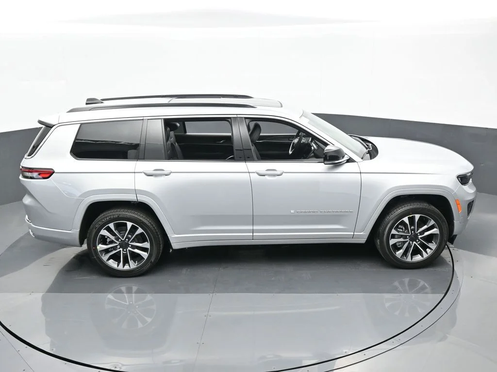Used 2024 Silver Zynith Jeep Overland image 46