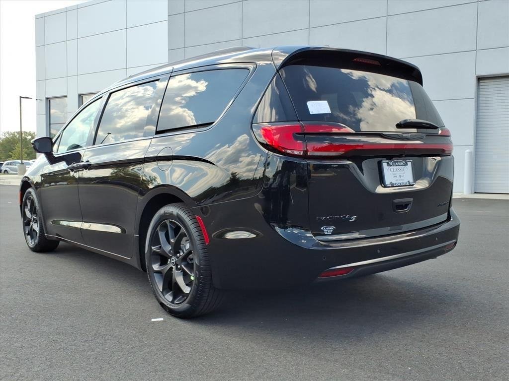 New 2026 Diamond Black Crystal Pearl-Coat Exterior Paint Chrysler Limited image 20