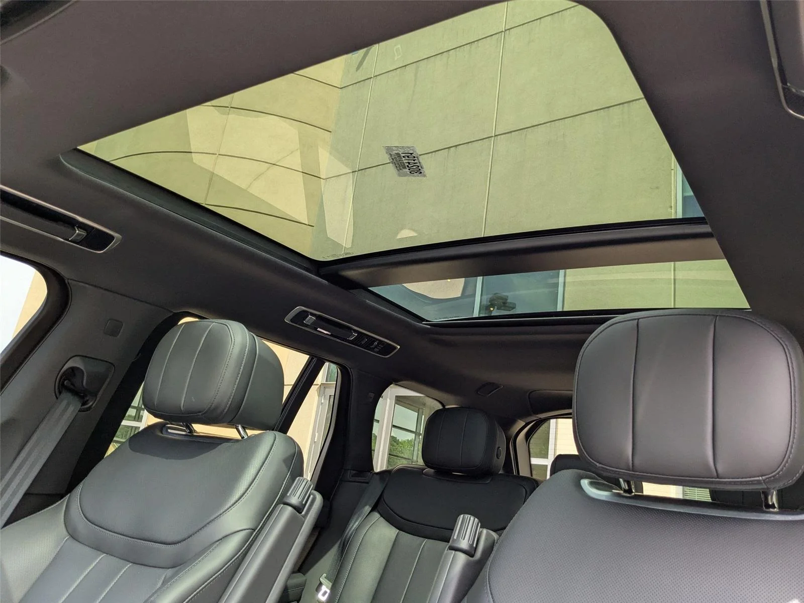 Used 2025 Carpathian Grey Premium Metallic Land Rover SE image 24