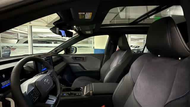 Used 2026 Wind Chill Pearl w/Black Roof Toyota XSE image 7