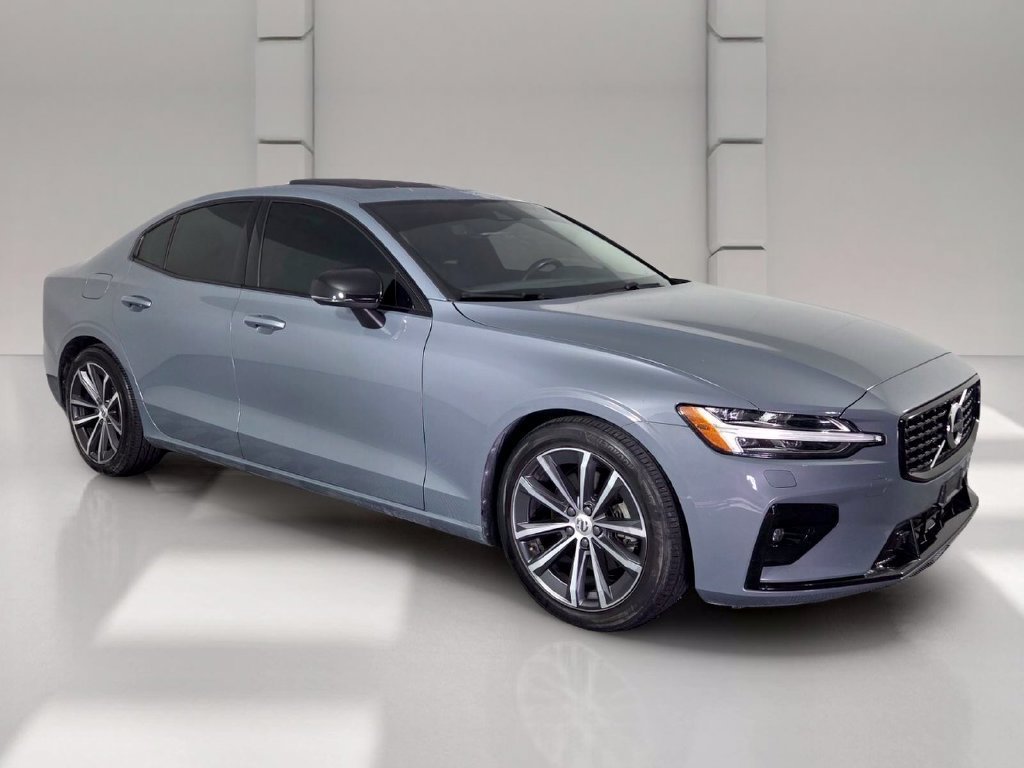 Certified Used 2022 Gray Volvo Momentum image 2