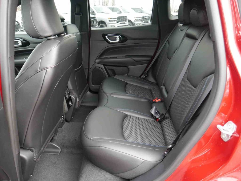 New 2026 Red Hot Pearl-Coat Exterior Paint Jeep Latitude image 13