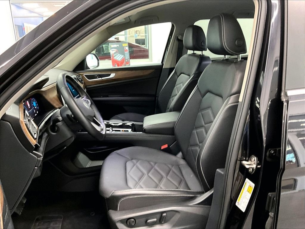 Used 2025 Black Volkswagen 2.0T SE w/Technology image 10