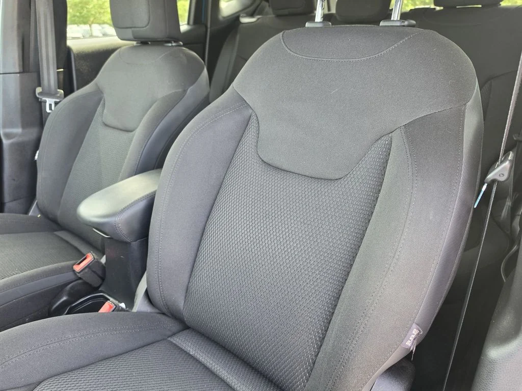 Used 2019 Teal Jeep Latitude image 16