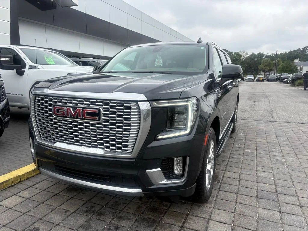 Used 2022 Hunter Green GMC Denali image 3