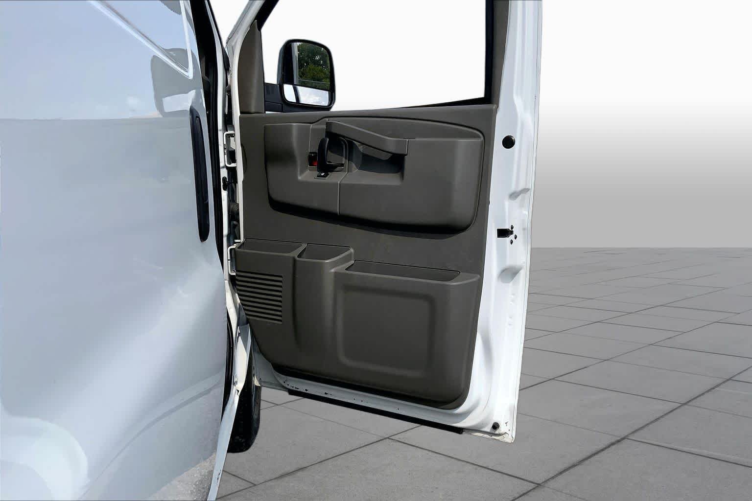Used 2023 Summit White Chevrolet  image 20