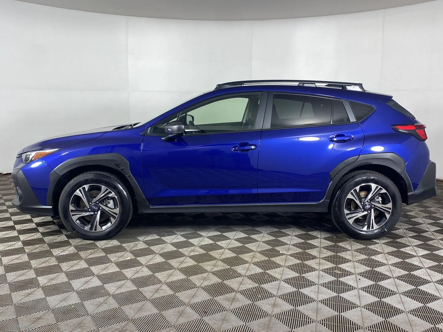 Used 2025 Sapphire Blue Pearl Subaru Premium image 9