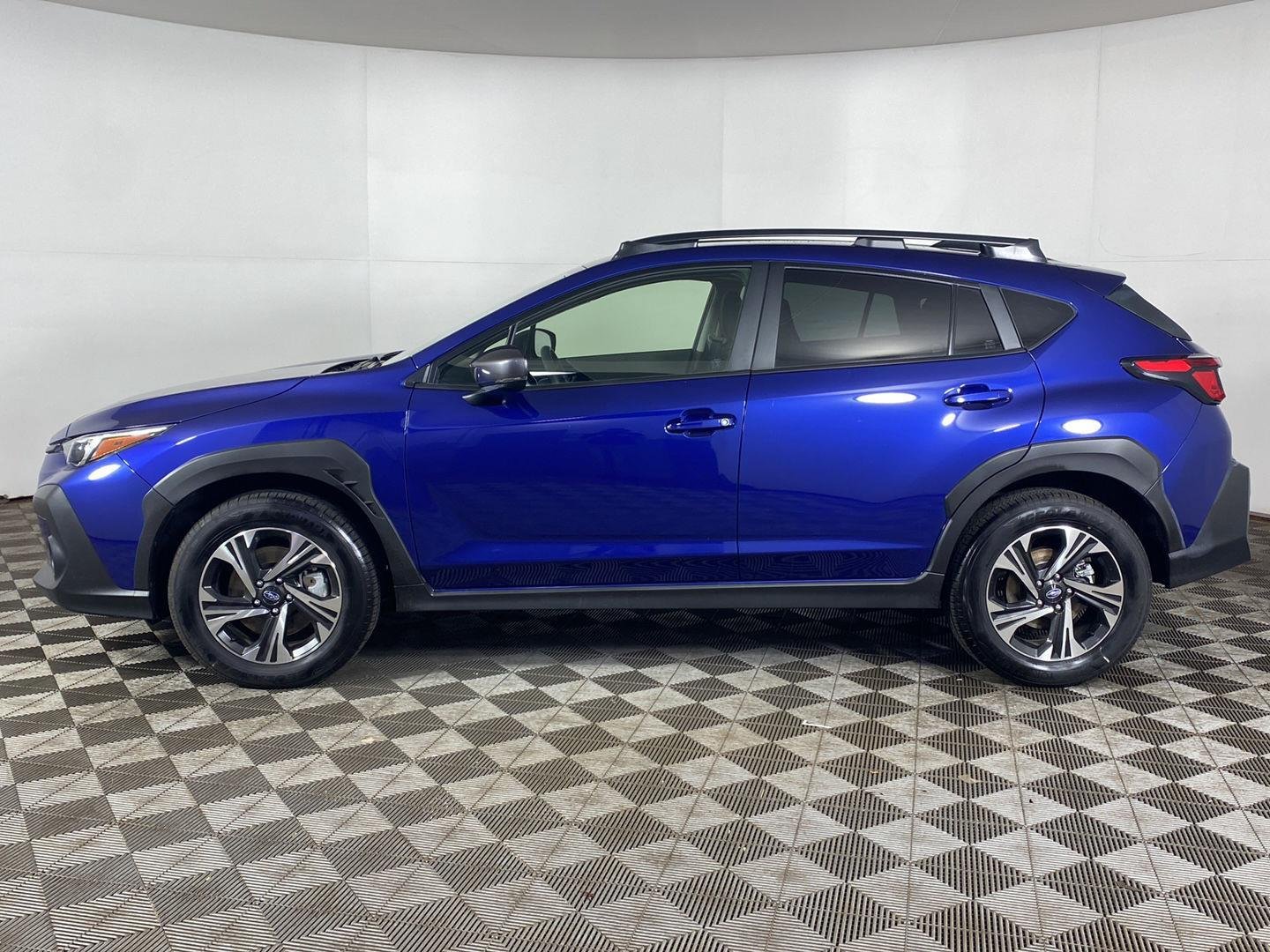 Used 2025 Sapphire Blue Pearl Subaru Premium image 9