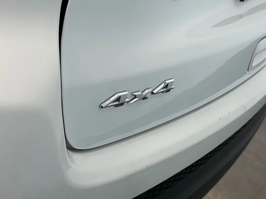 Used 2024 White Jeep Latitude image 11