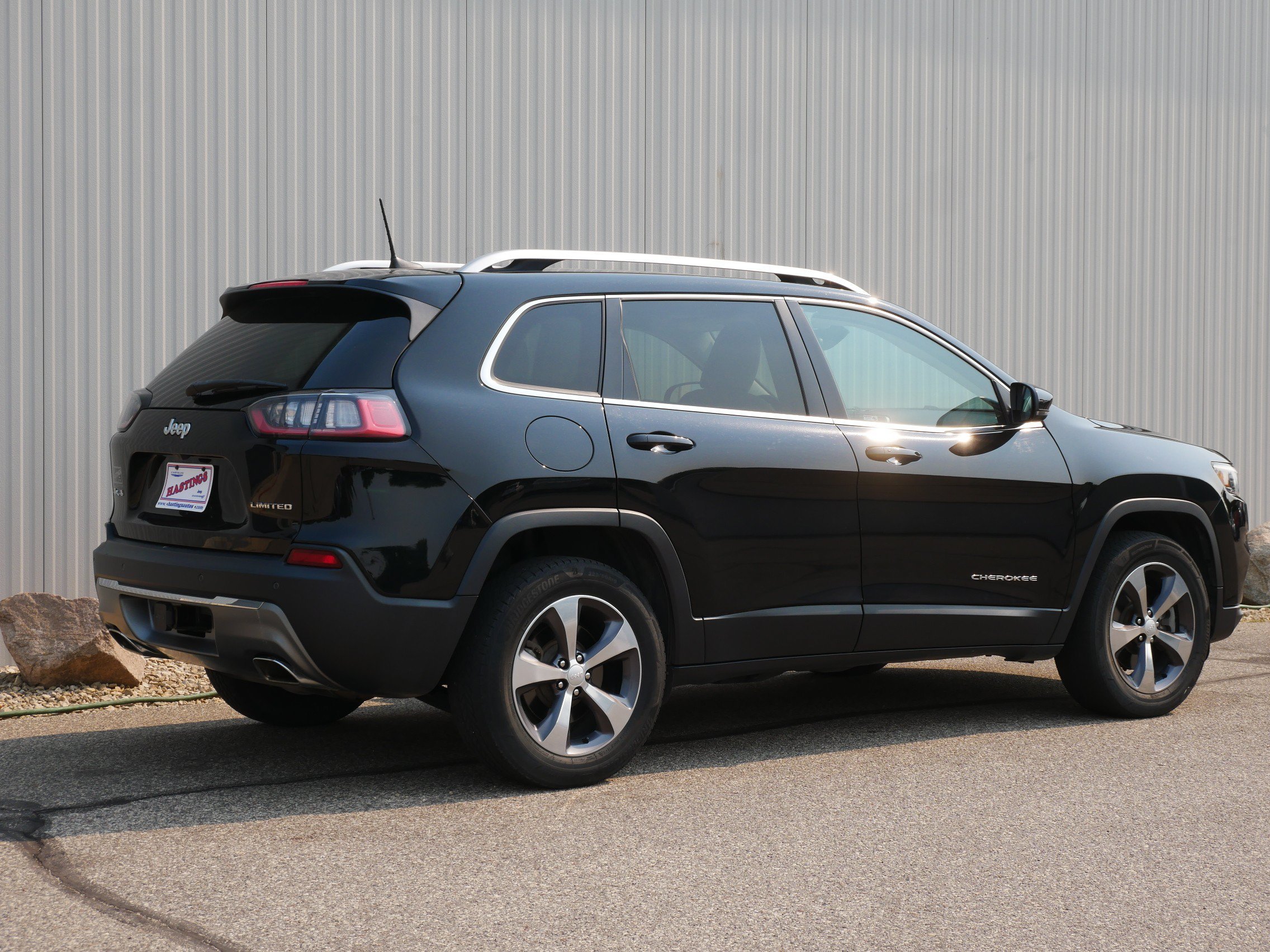 Used 2020 Diamond Black Crystal Pearlcoat Jeep Limited image 5