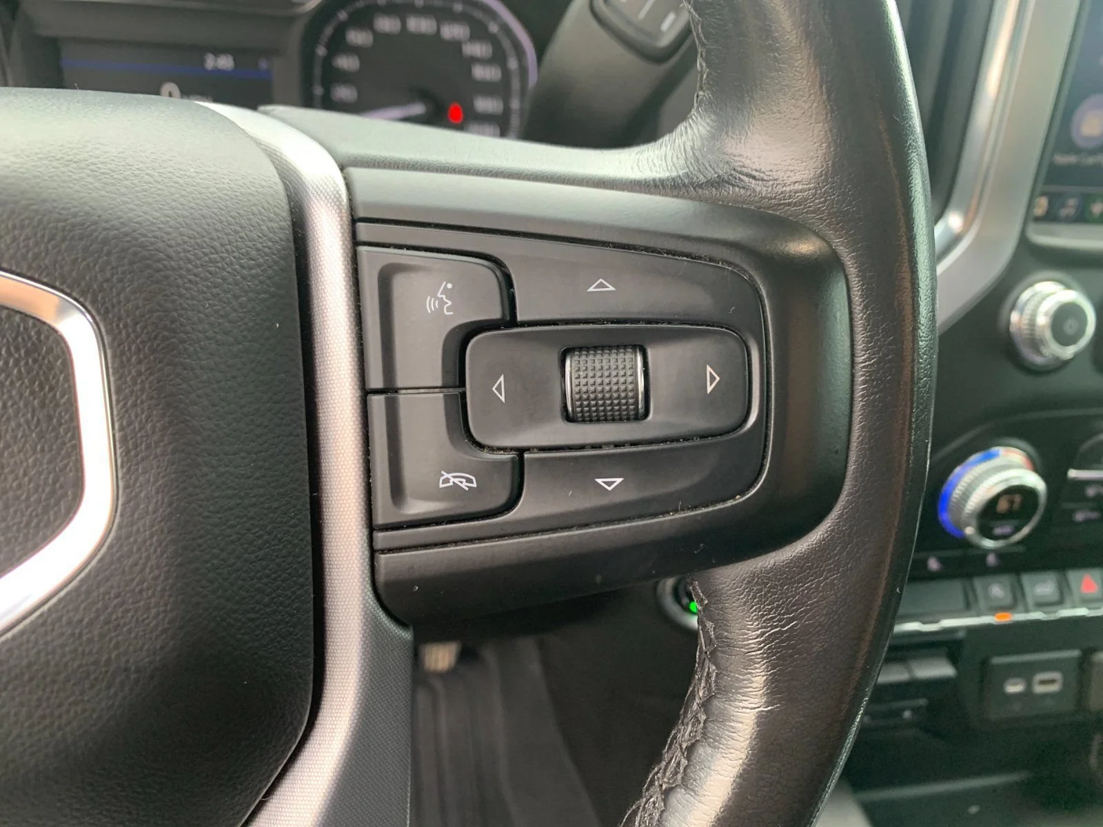 Used 2021 Summit White GMC Elevation image 27