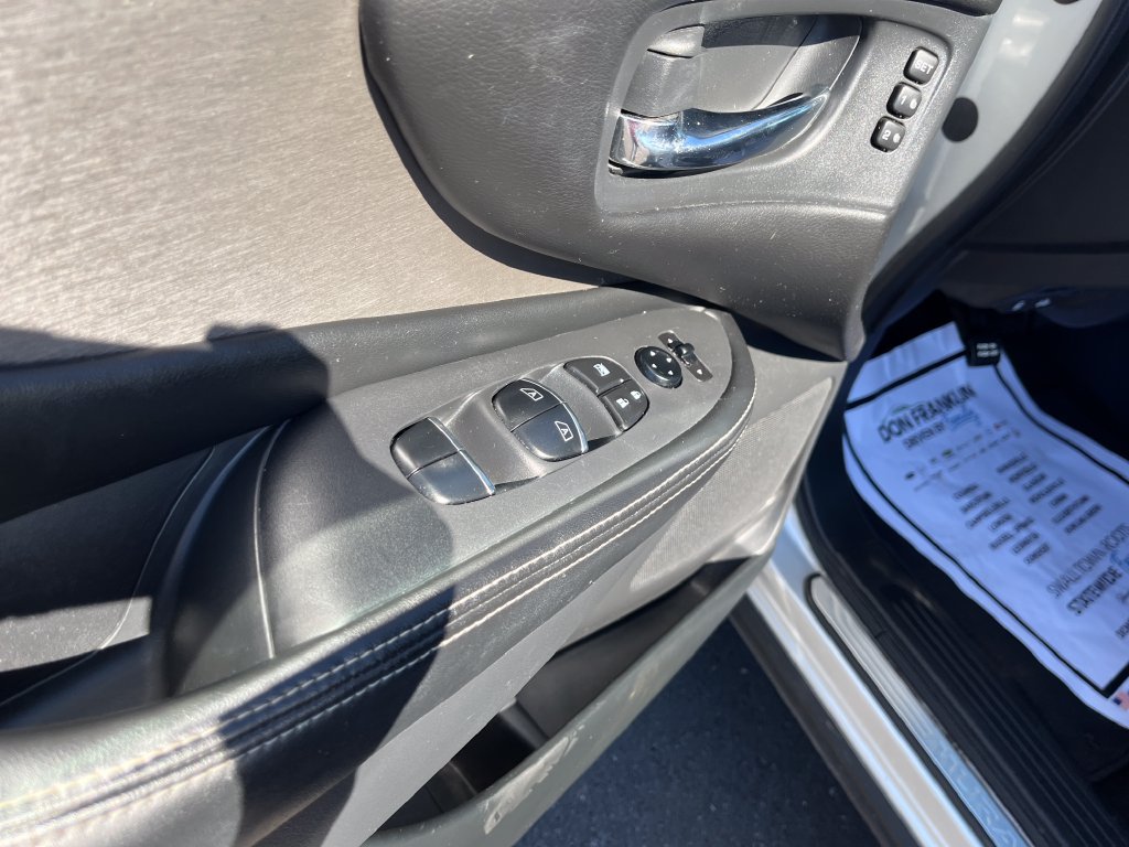 Used 2023 Silver Nissan SL image 10