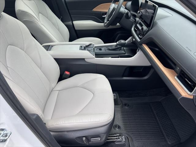Certified Used 2025 WIND CHILL PEARL Toyota Limited image 27