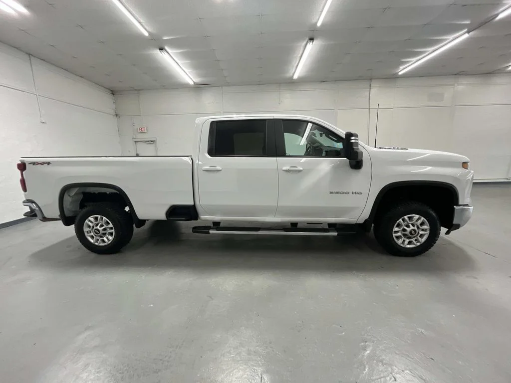 Used 2025 Summit White Chevrolet LT image 2