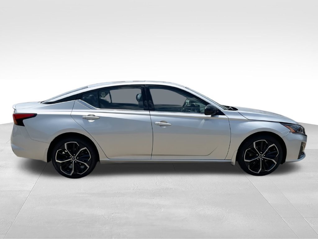 Used 2023 Silver Nissan 2.5 SR image 9