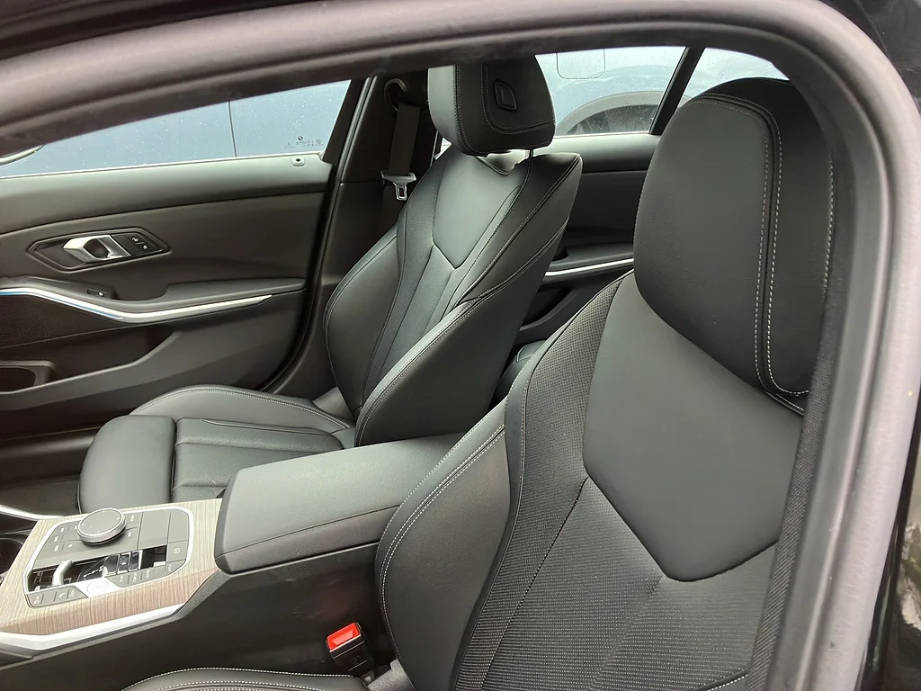 2025 BMW 330i, photo 6 of 6