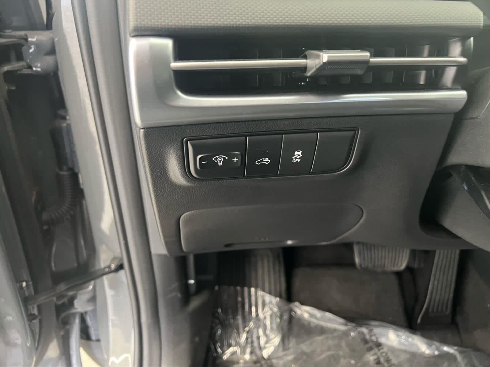 Used 2025 Hampton Gray Hyundai SEL image 15