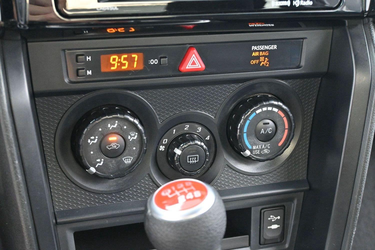 Used 2018  Subaru Premium image 24