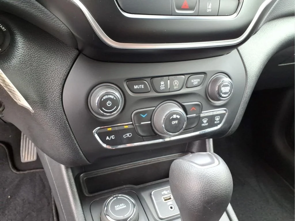 Used 2021 White Jeep Latitude image 22