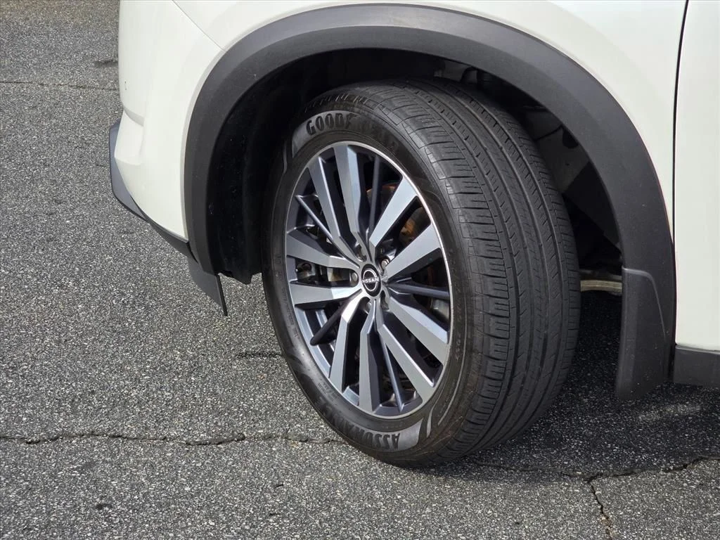 Used 2022 White Nissan Platinum image 27