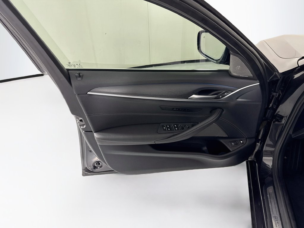 Used 2022 Dark Graphite BMW 530e iPerformance image 25