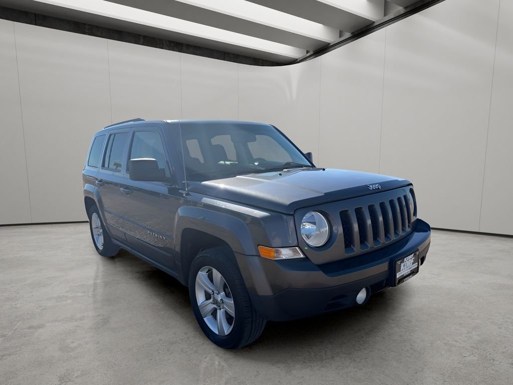 Used 2015 Granite Crystal Metallic Clearcoat Jeep Latitude image 7